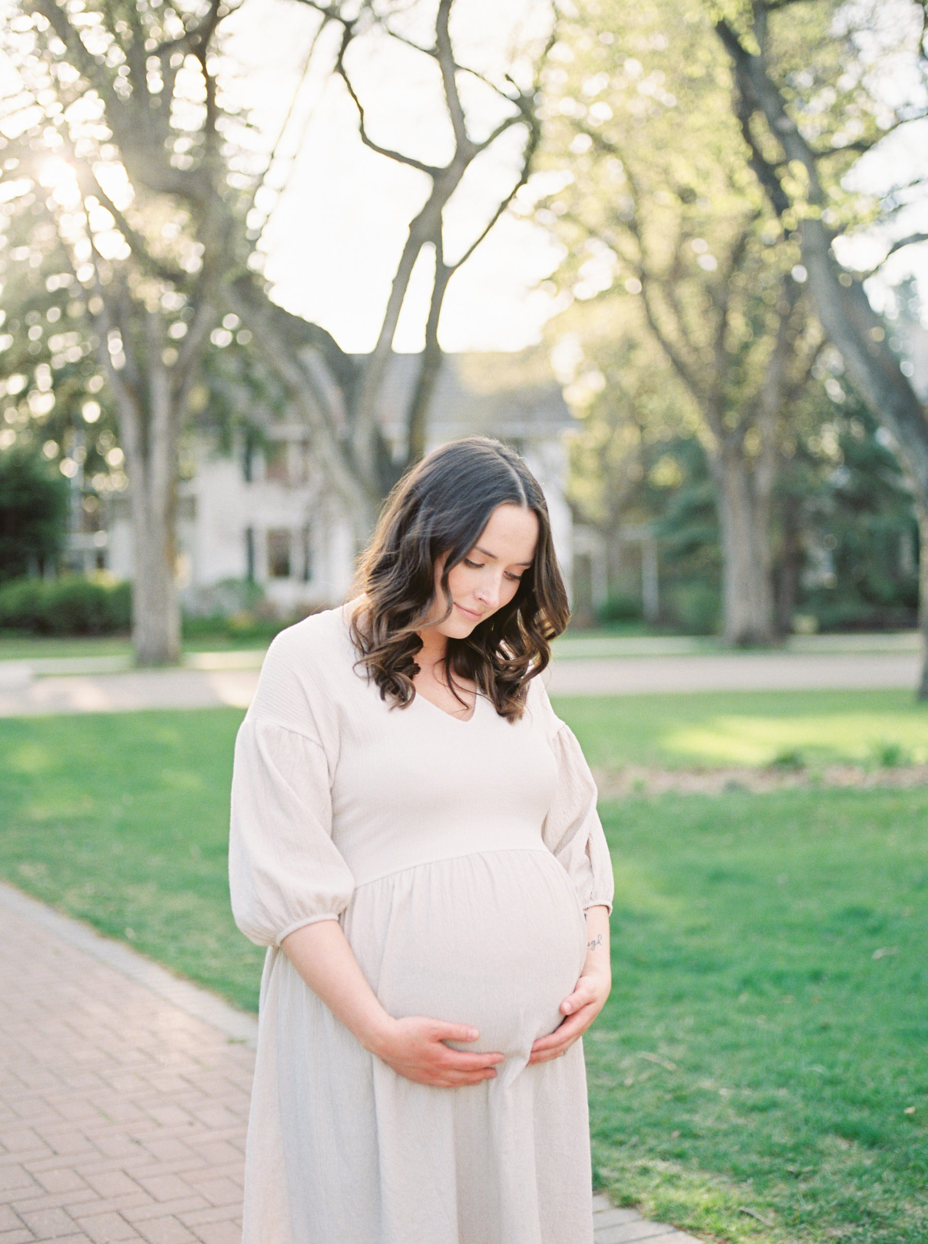 Natural light image of pregnant mom captured on film by Edmonton newborn photographer, Kahla Kristen Photography
