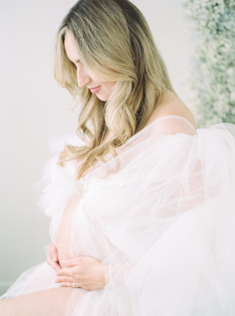 When to book a maternity shoot | Edmonton Maternity Photography image of expectant mom 