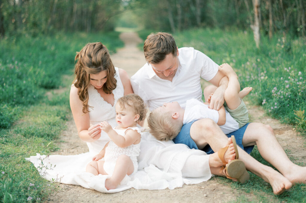 what to wear to summer family photos, family in soft neutrals cuddling on beautiful summer evening